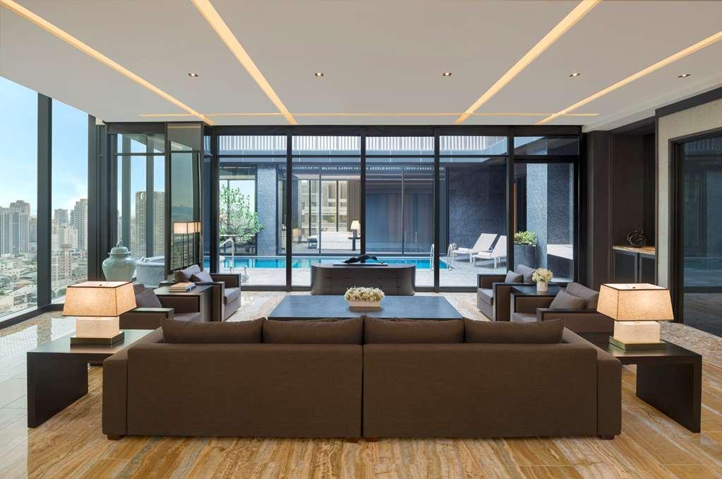 The Lin Hotel Tchaj-čung Exteriér fotografie The living room of a three-bedroom suite