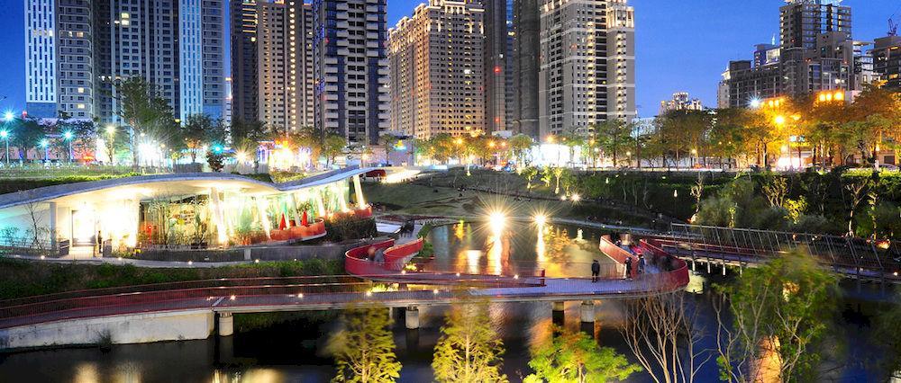 The Lin Hotel Tchaj-čung Exteriér fotografie View of the park at night