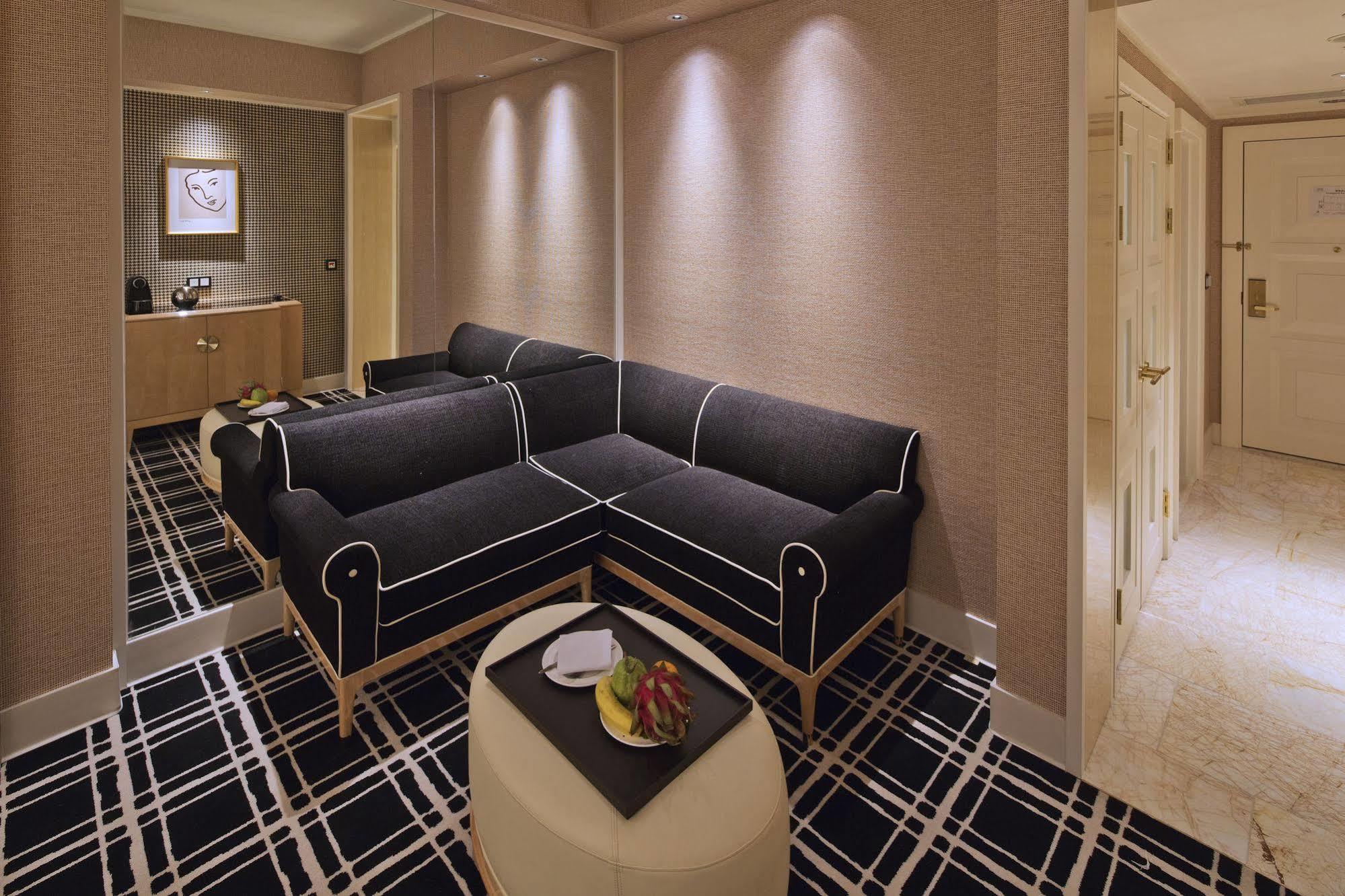 The Lin Hotel Tchaj-čung Exteriér fotografie A suite at the Ritz-Carlton, Hong Kong