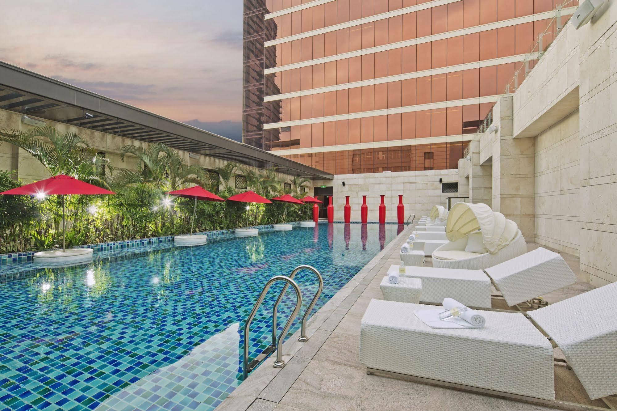 The Lin Hotel Tchaj-čung Exteriér fotografie The swimming pool at the hotel